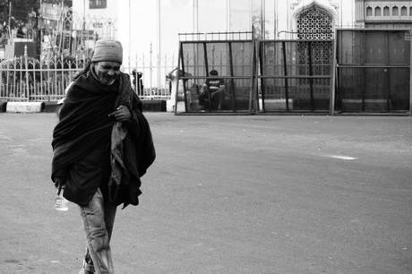 11-man-walking-charminar-harsha-photography