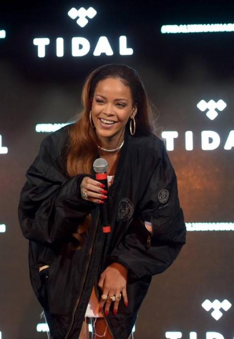 Rihanna Surprises Fans With New Video