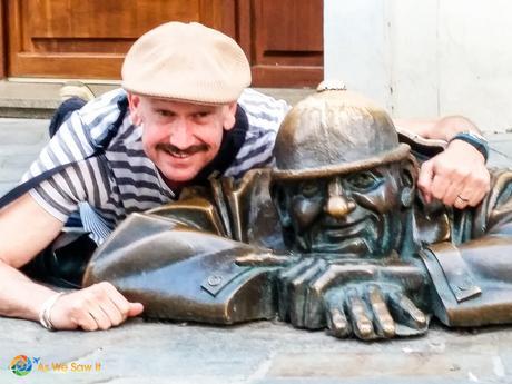 Dan goofing around with Cumil, Bratislava's lazy worker statue