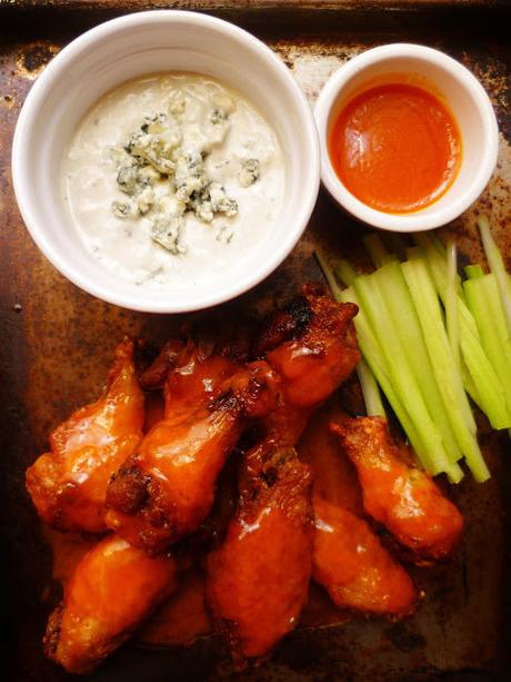 buffalo wings with blue cheese dip
