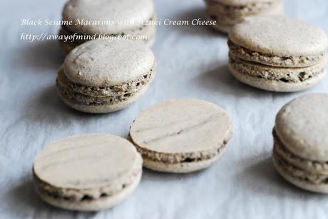 Nut Free Black Sesame Macarons with Azuki Cream Cheese （黑芝麻红豆乳酪马卡龙）