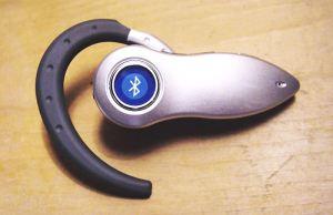 800px-Bluetooth_headset