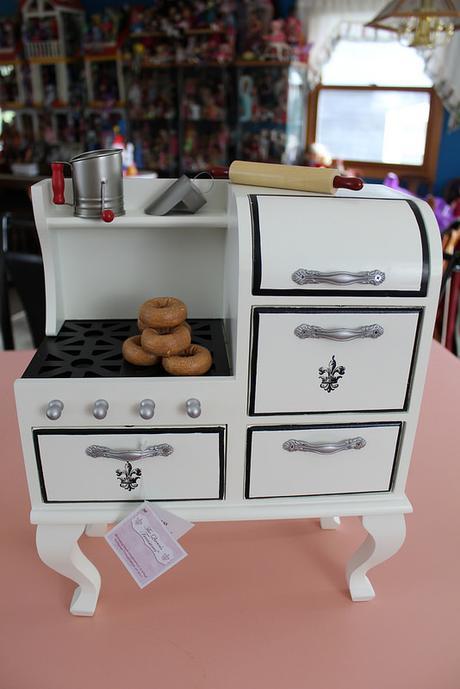 Dolly Review: The Queen’s Treasures 1930’s Style Stove The Queen's Treasures (Donut Girls Series)
