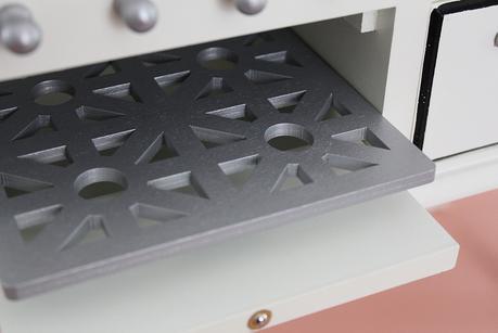 Dolly Review: The Queen’s Treasures 1930’s Style Stove The Queen's Treasures (Donut Girls Series)