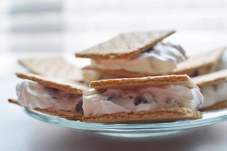 Summer snacks: easy “ice cream” sandwiches.