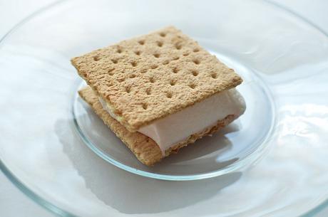 Summer snacks: easy “ice cream” sandwiches.