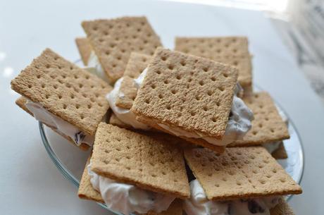 Summer snacks: easy “ice cream” sandwiches.