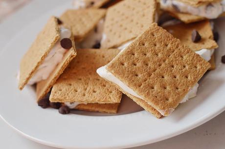 Summer snacks: easy “ice cream” sandwiches.