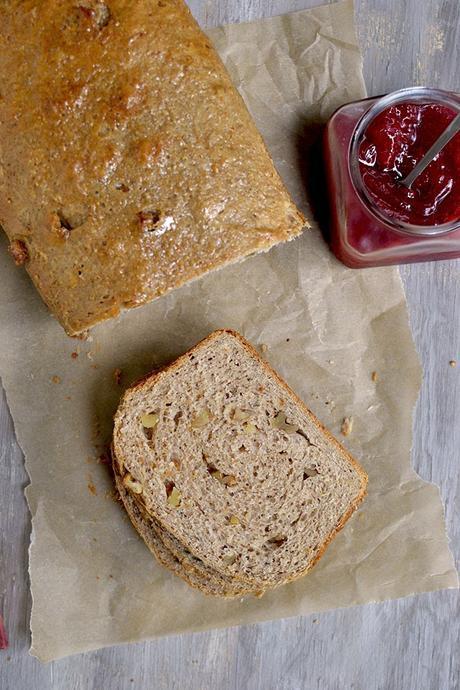 Bread with Oats, Maple Syrup & Walnuts