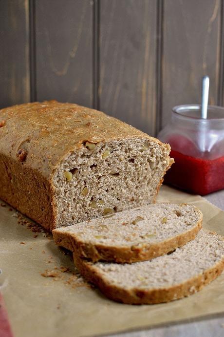 Bread with Oats, Maple Syrup & Walnuts