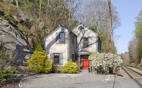 Design Diary: Karen Swanson Masters Small House Living karen-swanson-exterior-red-door