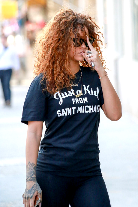 RIHANNA VISITS A RECORDING STUDIO AGAIN