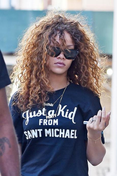 RIHANNA VISITS A RECORDING STUDIO AGAIN