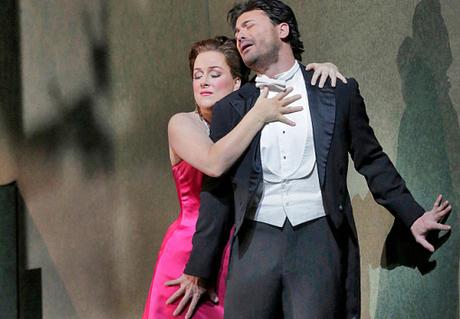 Diana Damrau as Manon & Vittorio Grigolo as Des Grieux (Ken Howard/Met Opera)