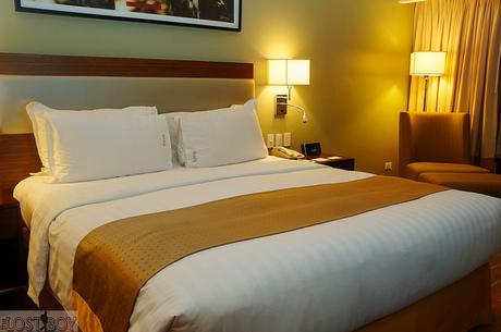 Holiday Inn & Suites Makati: A Modern Hotel with Delightful Service