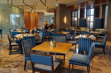 Holiday Inn & Suites Makati: A Modern Hotel with Delightful Service