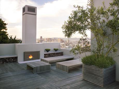 Looking out from the roof deck gives an expansive panorama of the San Francisco skyline, but a peek over the edge reveals the minimal lines of the backyard below.
