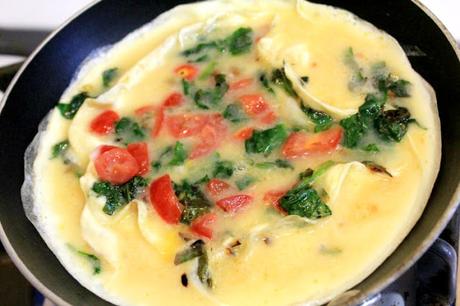 Spinach and Tomato Egg White Omelet #QuakerRealMedleys #ad