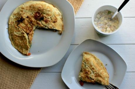 Spinach and Tomato Egg White Omelet #QuakerRealMedleys #ad