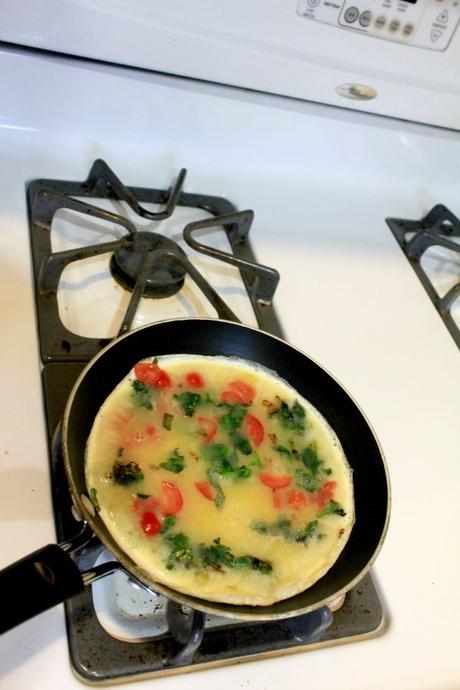 Spinach and Tomato Egg White Omelet #QuakerRealMedleys #ad