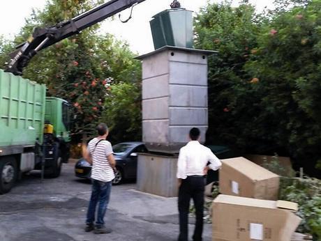 Tefillin in garbage in Tel Aviv show value