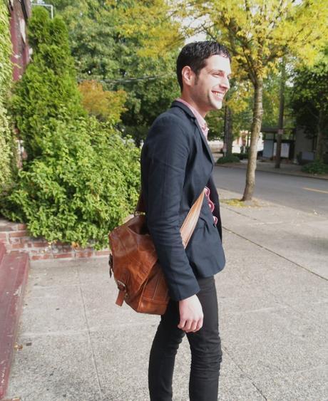 3_Smart-Casual-Man-with-Leather-Messenger-Bag-min__1438615716_173.14.158.41