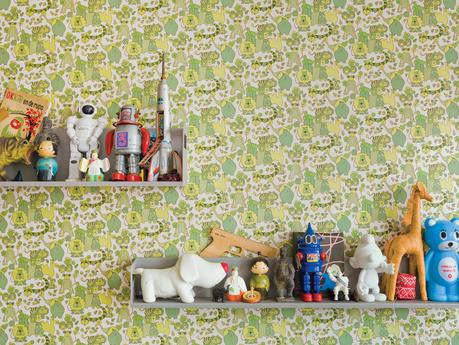Because their home is a rental, De Waart was limited in the changes she could make. In the boys’ room, she added vintage wallpaper. “From a distance it appears to be all shades of green but when you have a closer look, it turns out to be one big jungle,” 