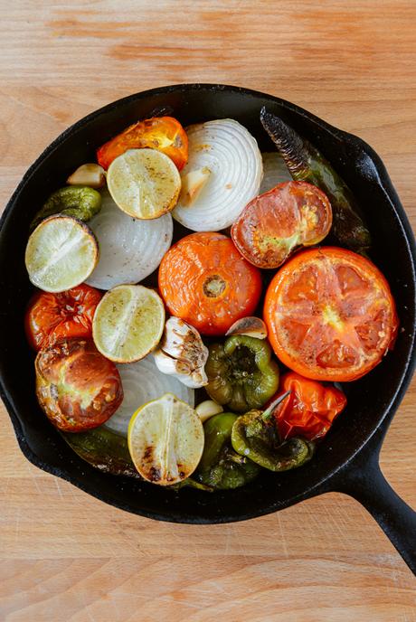 Roasted & Raw Heirloom Tomato Salsa // www. WithTheGrains.com