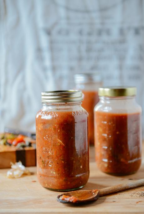 Roasted & Raw Heirloom Tomato Salsa // www. WithTheGrains.com