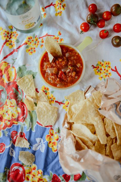 Roasted & Raw Heirloom Tomato Salsa // www. WithTheGrains.com