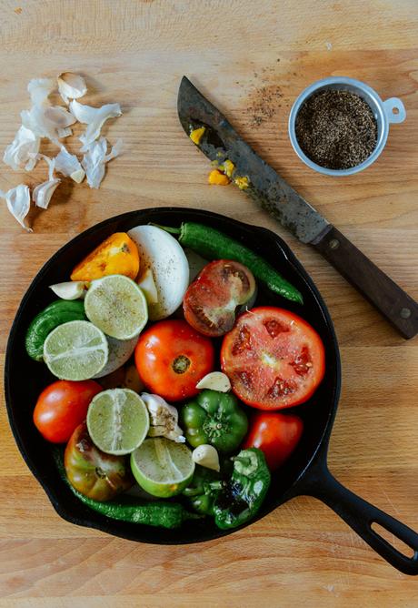 Roasted & Raw Heirloom Tomato Salsa // www. WithTheGrains.com