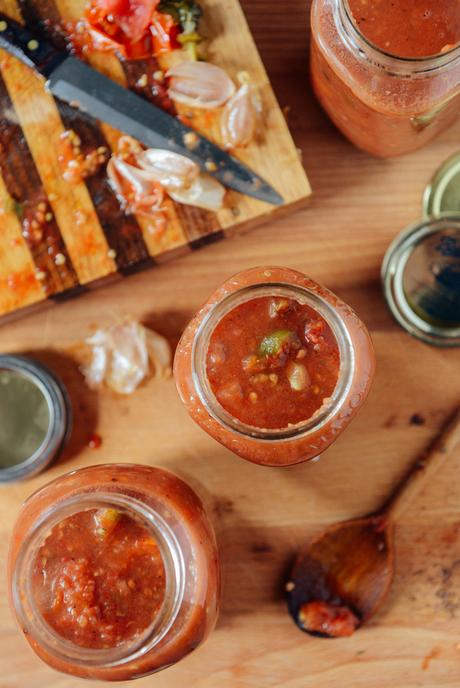 Roasted & Raw Heirloom Tomato Salsa // www. WithTheGrains.com