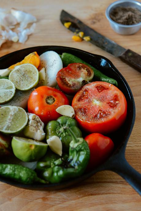 Roasted & Raw Heirloom Tomato Salsa // www. WithTheGrains.com