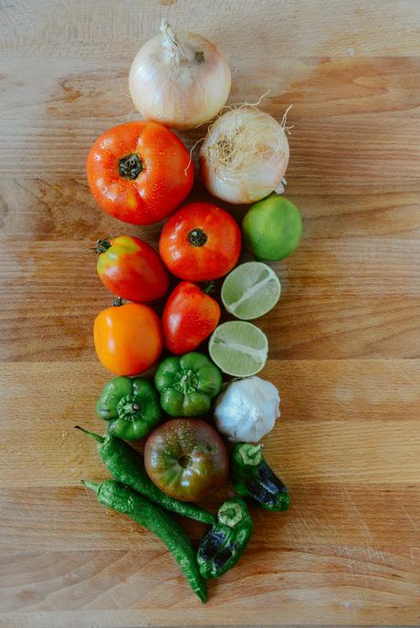 Roasted & Raw Heirloom Tomato Salsa // www. WithTheGrains.com