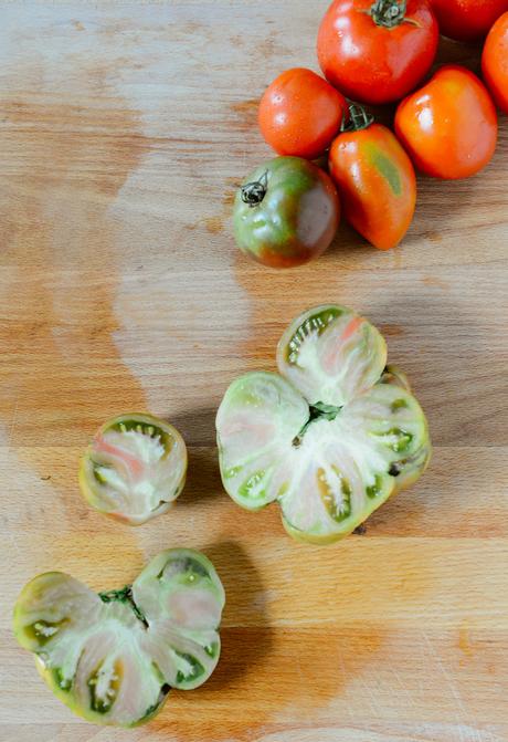 Roasted & Raw Heirloom Tomato Salsa // www. WithTheGrains.com