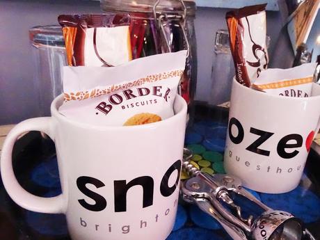Snooze mugs with biscuits