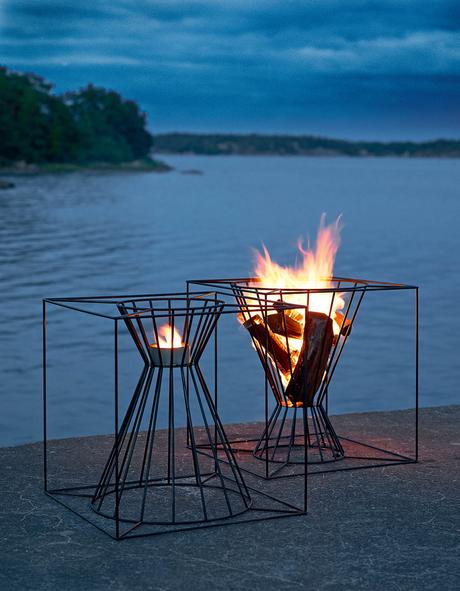 Black lacquered steel fire basket