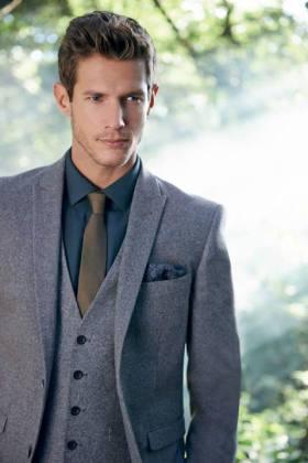 7 Things People Immediately Think about You When You Dress Smartly