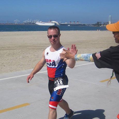 Benjamin Heitmeyer high five - Special Olympics World Games Triathlon