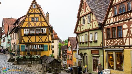 Closer rendition of the Kobolzeller Steige and Spitalgasse street conjunction in Rothenburg, Germany.