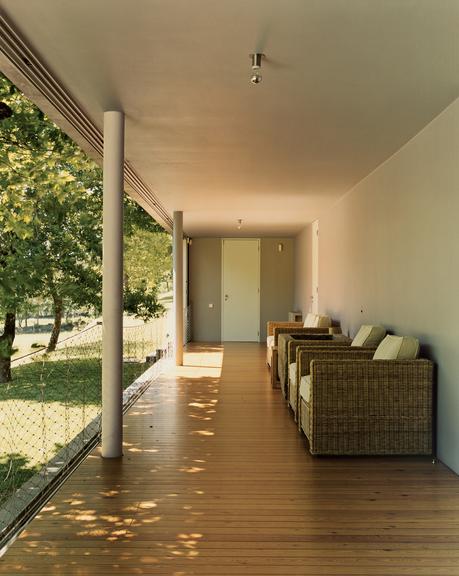 The veranda is the Valley House’s defining feature and serves as a communal space for the family to sit and enjoy nature. The more traditional rattan furniture fits well with Vaz’s local vernacular, as the Portuguese were the first to bring rattan to the 