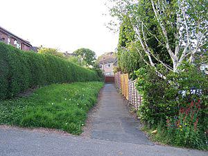 English: Path from Bedford Road to Crag View C...
