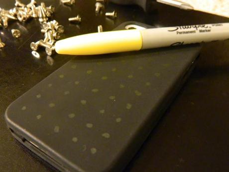 DIY ✄ Studded iPhone Case