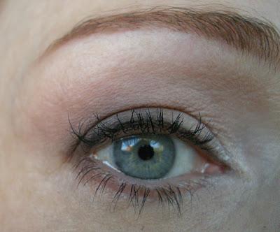 Soft and simple everyday eye make up