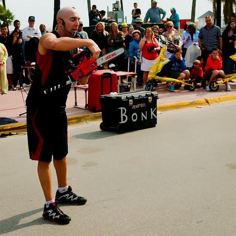 JUGGLING WITH A CHAIN SAW, GET BONKED !!!