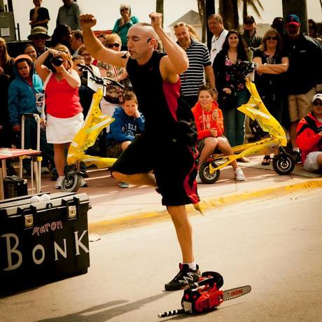 JUGGLING WITH A CHAIN SAW, GET BONKED !!!