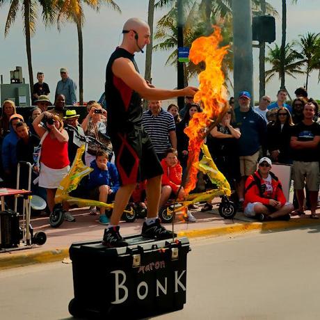 JUGGLING WITH A CHAIN SAW, GET BONKED !!!