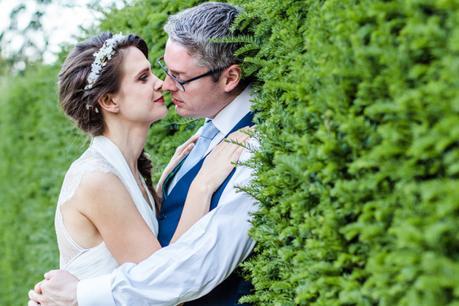 hedge Couple Portrait Kiss at Hall Place