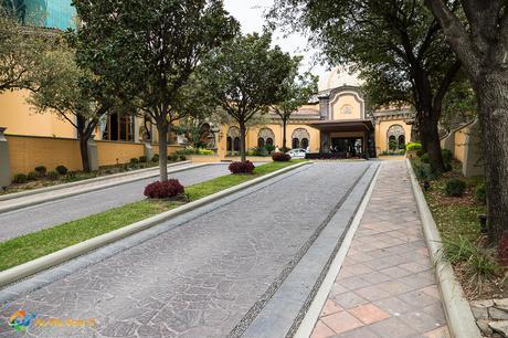View up the driveway to Quinta Real
