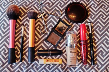 WHAT'S IN MY MAKE UP BAG.